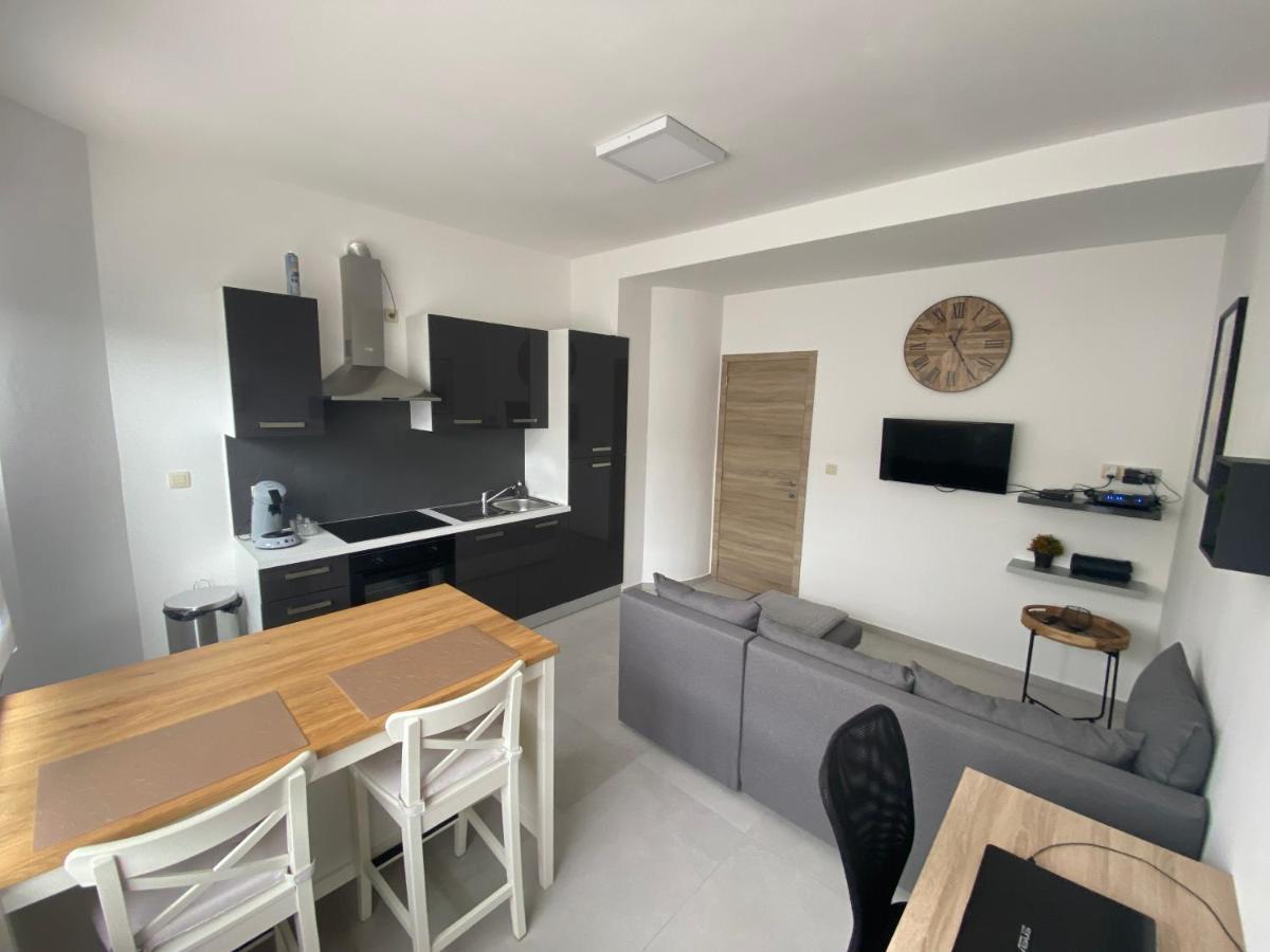 1-C Superbe Appartement Tres Calme Et Bien Decore Charleroi Kültér fotó